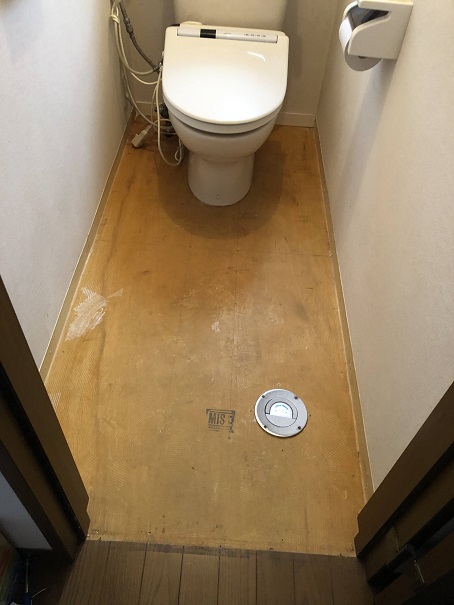 トイレの床のクッションフロアを全部剥がして下地をキレイにしたところ
