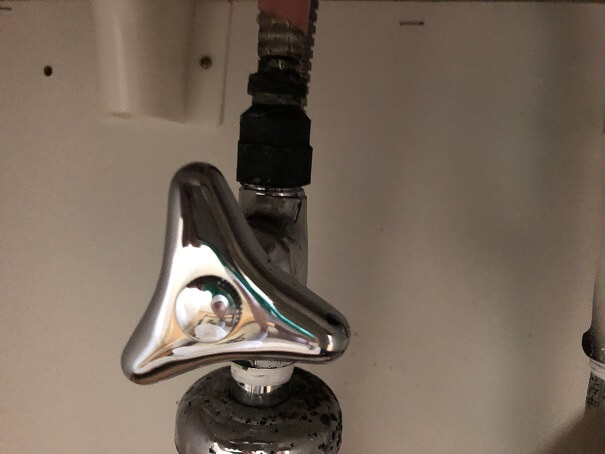 洗面台下の止水栓と洗面台の配管をつなぐ金具が取れたところ