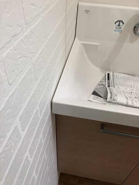 新しい洗面台を設置した壁サイドの隙間がほとんどない様子