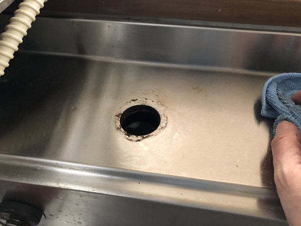 キッチン水栓を取り外したところ。ぽっかり穴が開いてる。