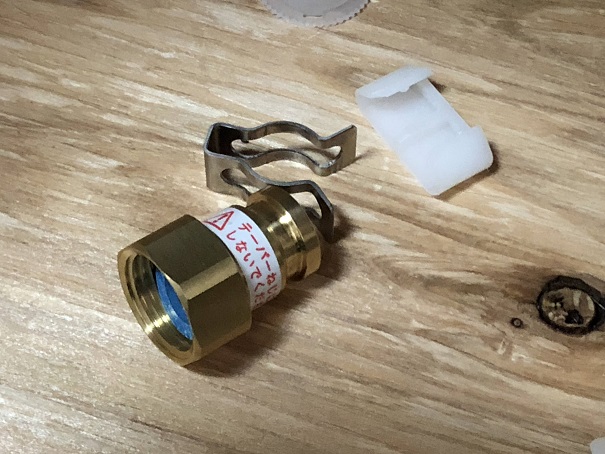 止水栓とキッチン水栓のホースを繋ぐパーツの押さえの金具も外したところ