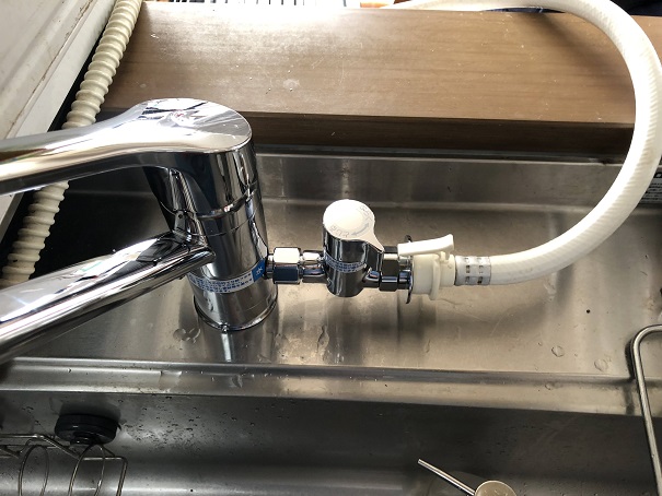 キッチン水栓に分岐水栓を取り付け、食洗機のホースを繋げたところ