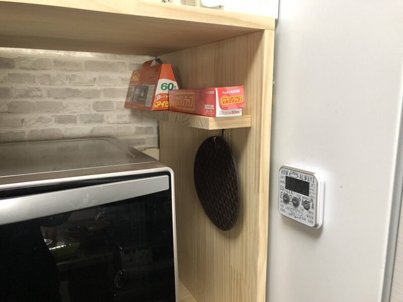 キッチン棚のDIYでオーブン横に小さな棚とフックを設置したところ