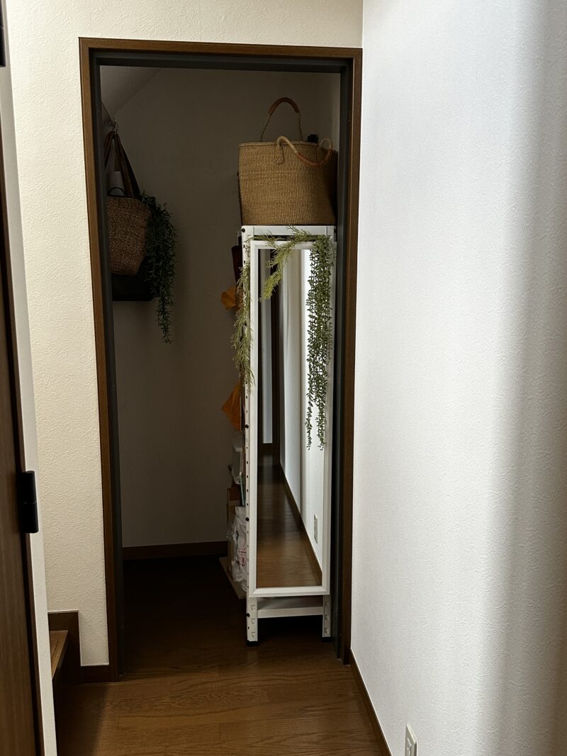 階段下収納の入り口の見せる収納